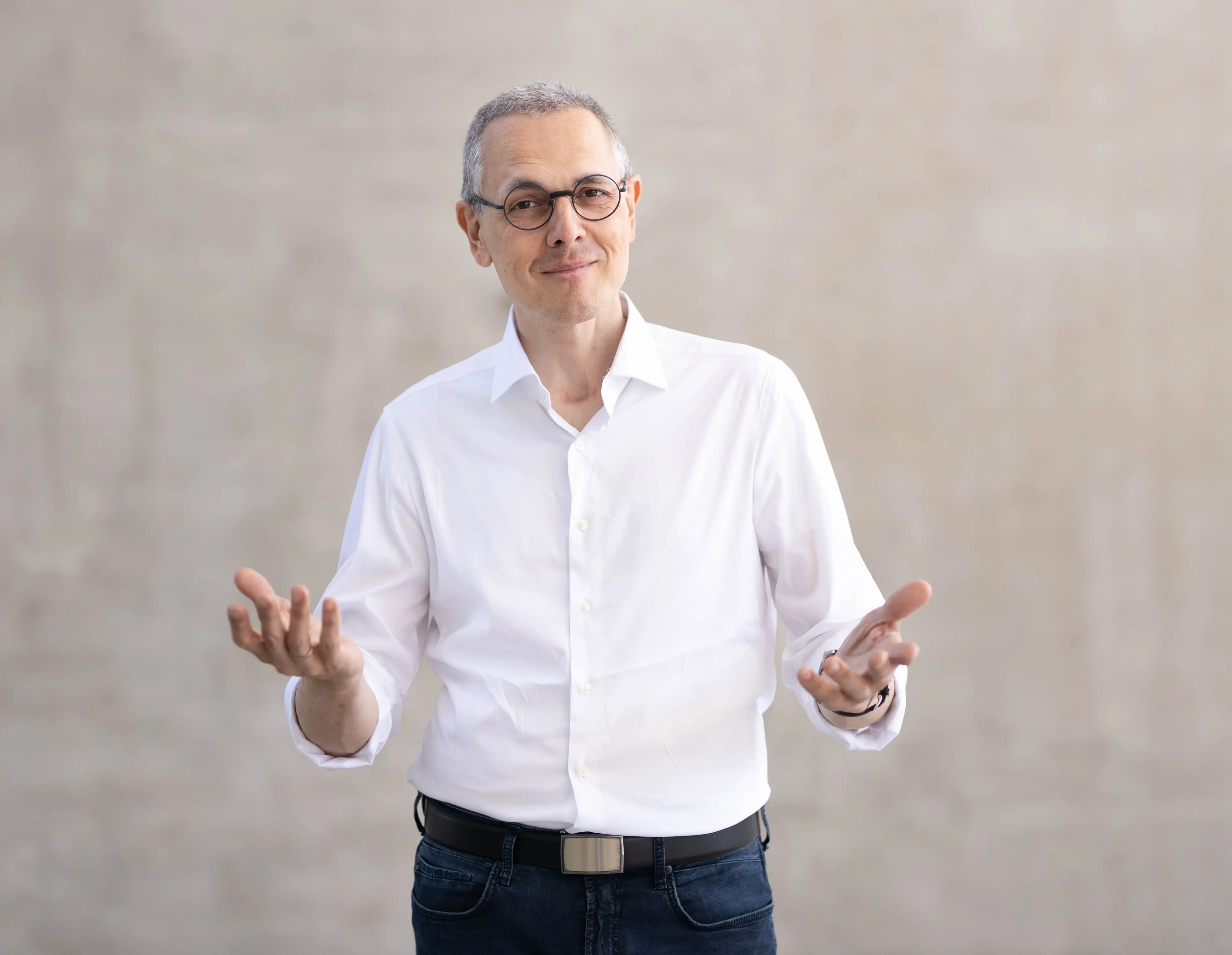 Bernd F. Rex mit Tafel: Beratung, Coaching, Training